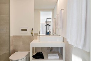 Dusche, Haartrockner, Handtücher