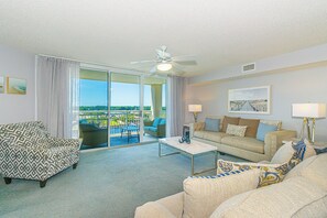 TV, stereo - Modern Condo @ Yacht Club Villas (North Myrtle Beach)