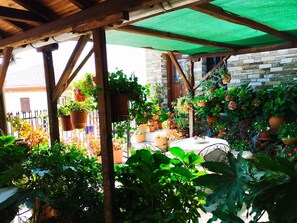 Garden - Catherine Portaria Guest House (Volos)