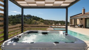 Biệt thự (Two Bedroom Villa with Terrace and Sw) | Bồn tắm spa riêng