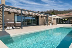 別墅 (Two Bedroom Villa with Terrace and Sw) | 泳池 | 季節性室外泳池；泳池傘、躺椅