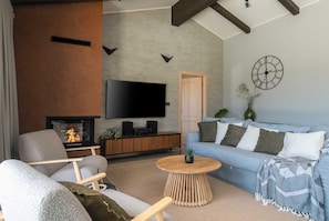 别墅 (Two Bedroom Villa with Terrace and Sw) | 客厅 | 32-英寸纯平电视（配备数码频道）