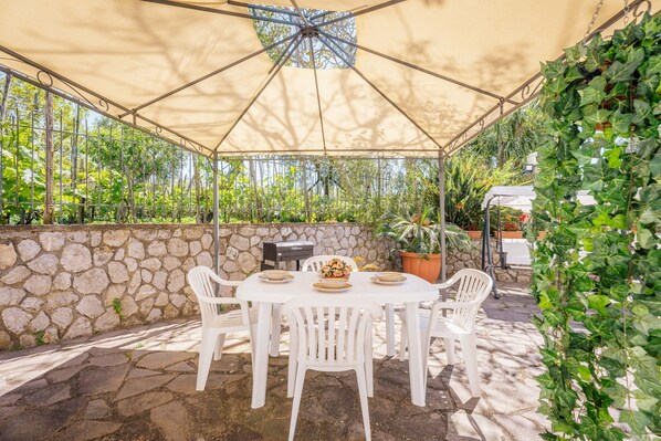 屋外ダイニングエリア