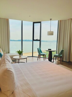 Chambre Deluxe, balcon, vue mer | Literie de qualité supérieure, couette en duvet d'oie