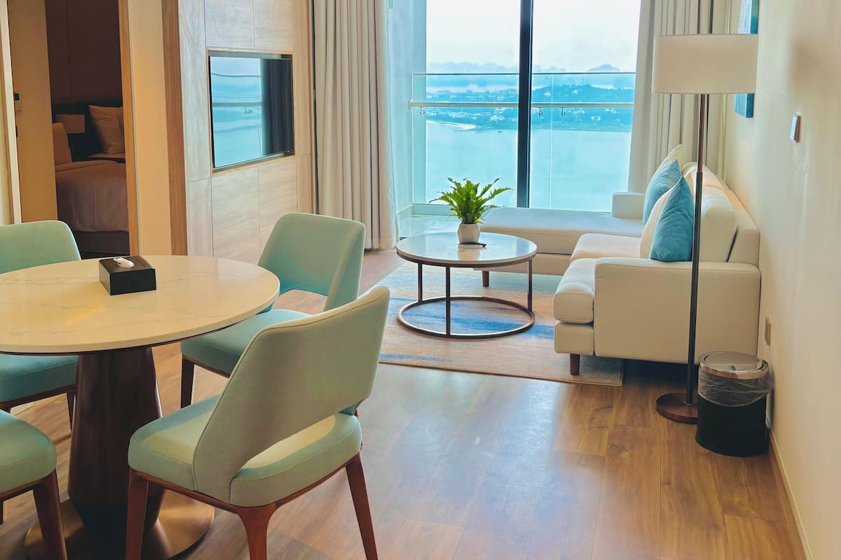 Familien-Suite, Balkon, Meerblick | Wohnbereich | 50-Zoll-Smart-TV mit Kabelempfang