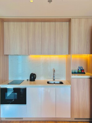 Apartamento família, sacada, vista para o oceano | Cozinha privada | Frigobar, micro-ondas, chaleira elétrica