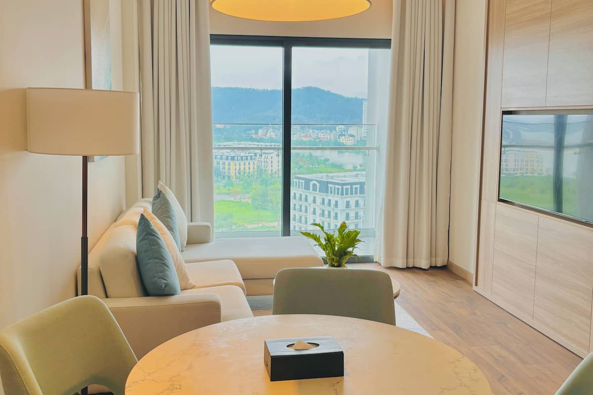 Familienapartment, Balkon, Meerblick | Wohnbereich | 50-Zoll-Smart-TV mit Kabelempfang