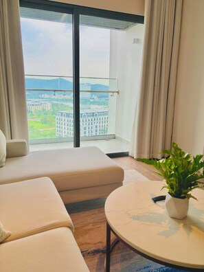 Appartement Familial, balcon, vue océan | Coin séjour | TV connectée de 50 pouces avec chaînes par câble