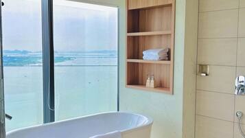 Suite Familiale, balcon, vue océan | Salle de bain | Baignoire et douche séparées, sèche-cheveux, serviettes fournies, savon