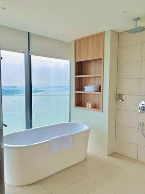 Suite Familiale, balcon, vue océan | Salle de bain | Baignoire et douche séparées, sèche-cheveux, serviettes fournies, savon