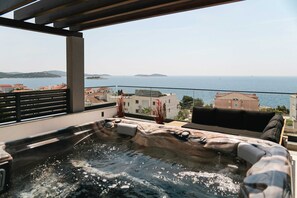 A hot tub with a view of the sea and buildings. - Villa LA ZE (Rogoznica)