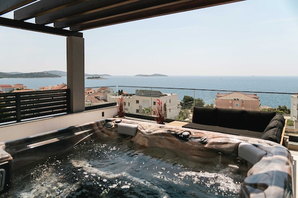 别墅 (Three Bedroom Villa with Swimming Poo) | 私人 SPA 浴缸