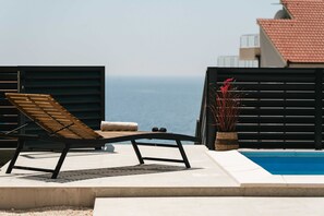 别墅 (Three Bedroom Villa with Swimming Poo) | 露台