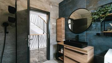 Villa (Three Bedroom Villa with Swimming Poo) | Baño | Regadera y toallas