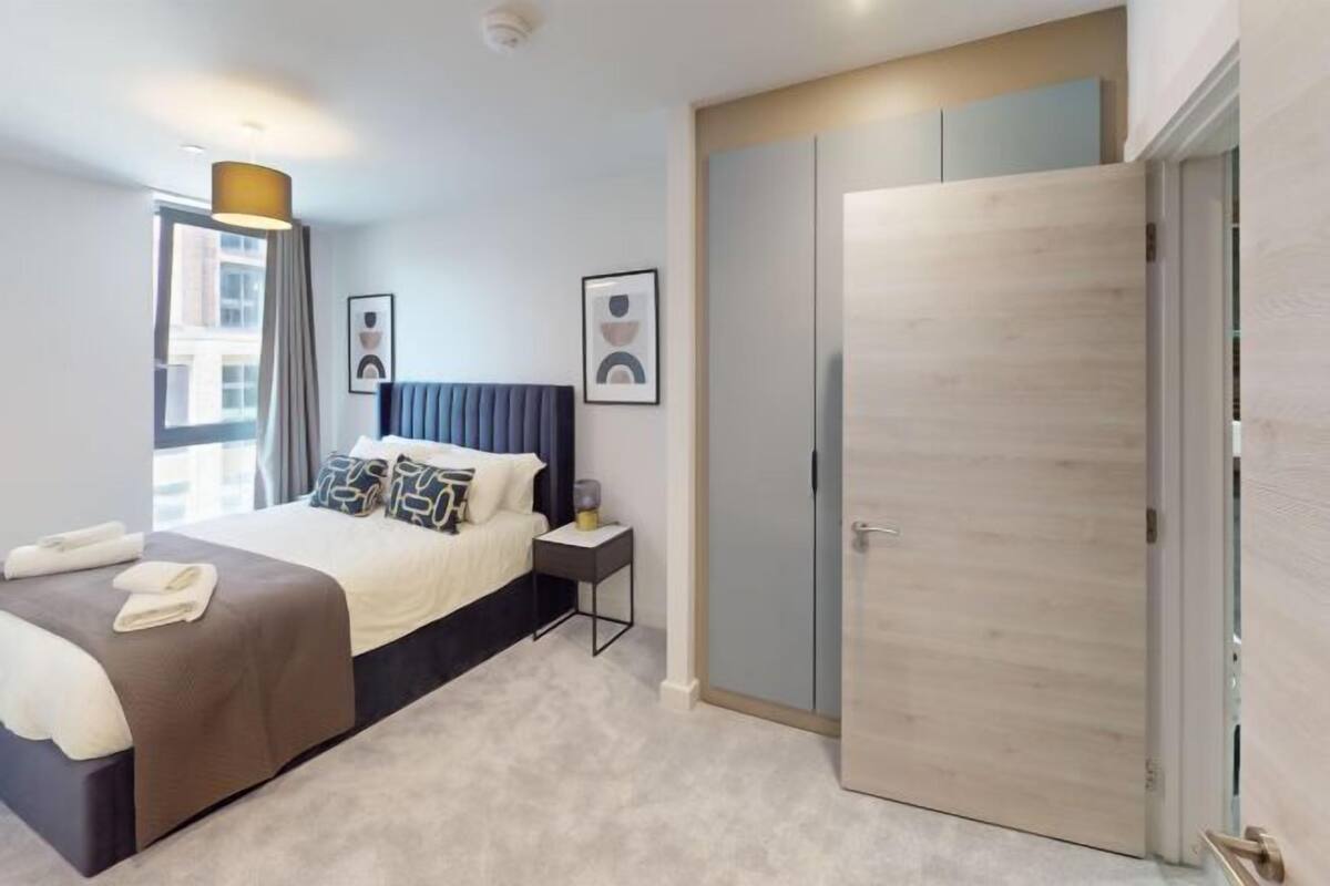Cribs (free), WiFi (free), bed sheets