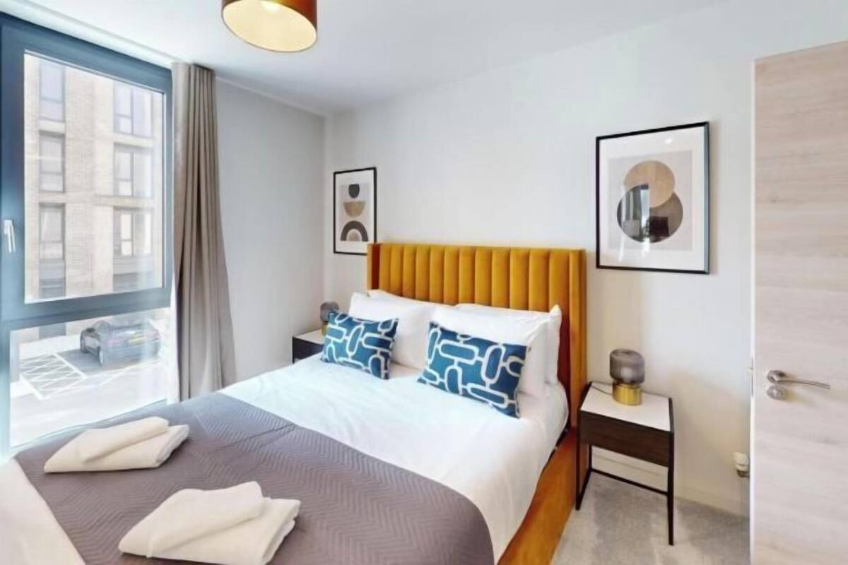 Cribs (free), WiFi (free), bed sheets