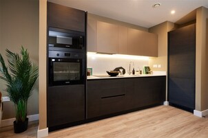 Full-size fridge, microwave, oven, stovetop