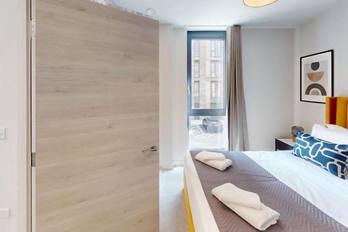 Cribs (free), WiFi (free), bed sheets