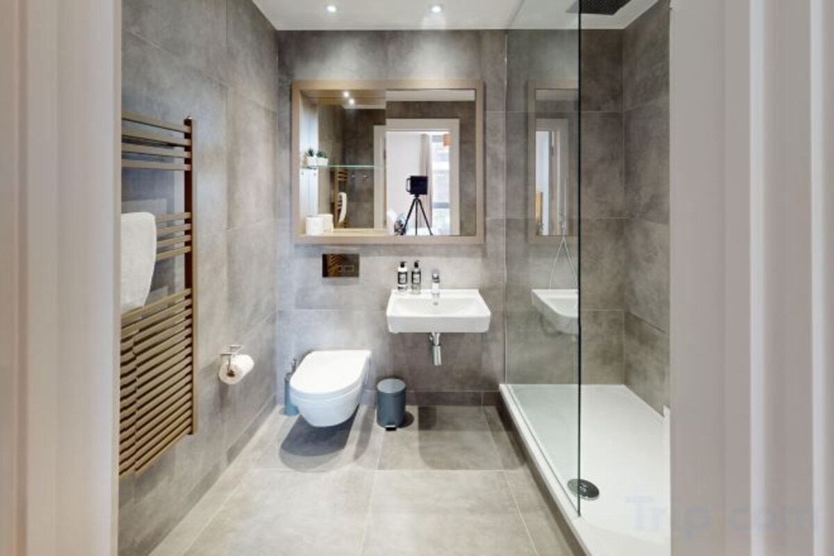 Shower, rainfall showerhead, free toiletries, hair dryer
