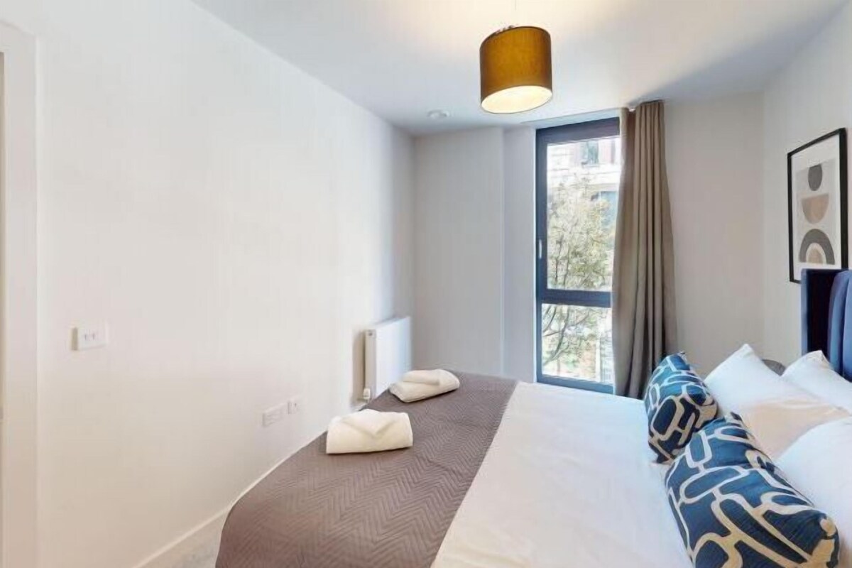 Cribs (free), WiFi (free), bed sheets