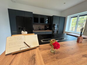 Réfrigérateur, four à micro-ondes, un four, surface de cuisson