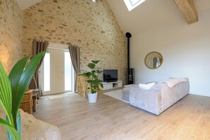 Smart TV, fireplace, books - Lovelybleau Refined Intimacy, Shared Happiness (Perthes)