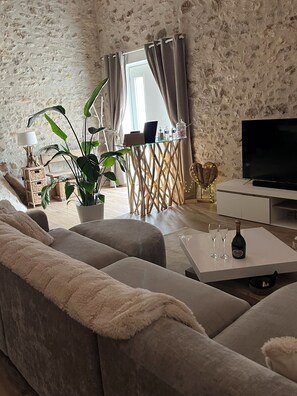 Een smart-tv, een open haard en boeken