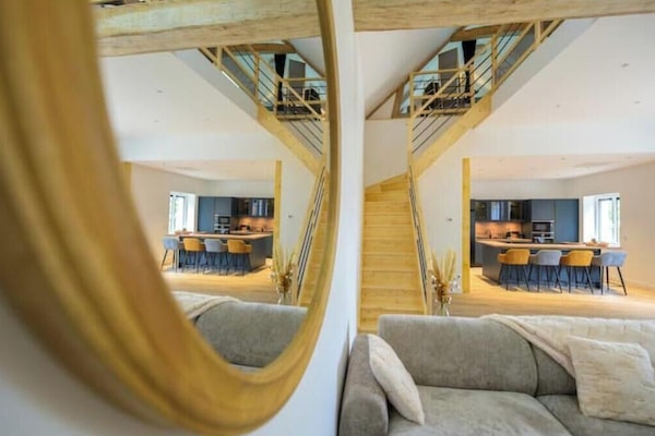 Een smart-tv, een open haard en boeken