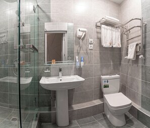 Chambre Standard, 2 lits jumeaux | Salle de bain | Articles de toilette (gratuits), séchoir à cheveux, pantoufles