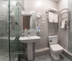 Artículos de tocador gratuitos, secador de pelo, pantuflas