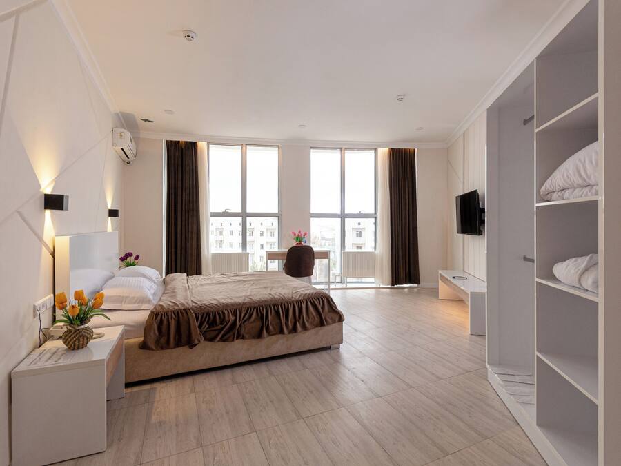 Habitación panorámica, 1 cama Queen size | Espacio para trabajar con laptop y wifi gratis