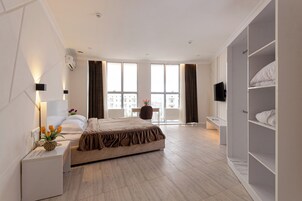 Espacio para trabajar con laptop y wifi gratis 