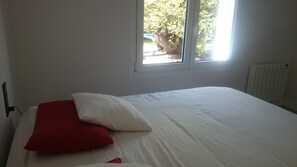 3 bedrooms, iron/ironing board, WiFi, bed sheets