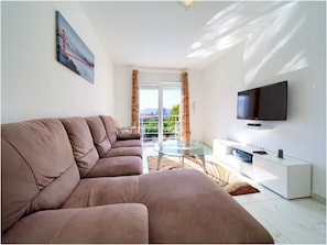Huvila (Four Bedroom Villa with Swimming Pool) | Olohuone | 32–tuumainen taulutelevisio, jossa satelliittikanavat