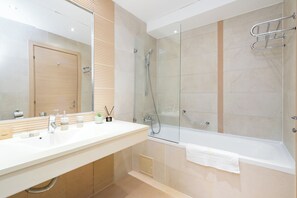Comfort Studio | Bathroom | Combined shower/tub, free toiletries, hair dryer, towels