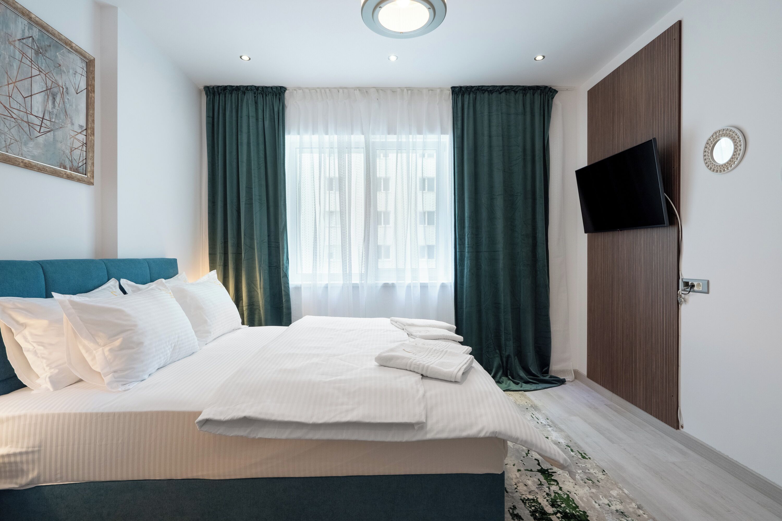 คอมฟอร์ทสตูดิโอ | มินิบาร์, โต๊ะทำงาน, พื้นที่ทำงานแบบใช้แล็ปท็อป, ห้องเก็บเสียง