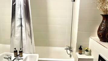 City Apartment | Bathroom | Bathtub, free toiletries, hair dryer, towels