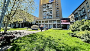 Un edificio de varios pisos con un gran cartel publicitario de un banco.
