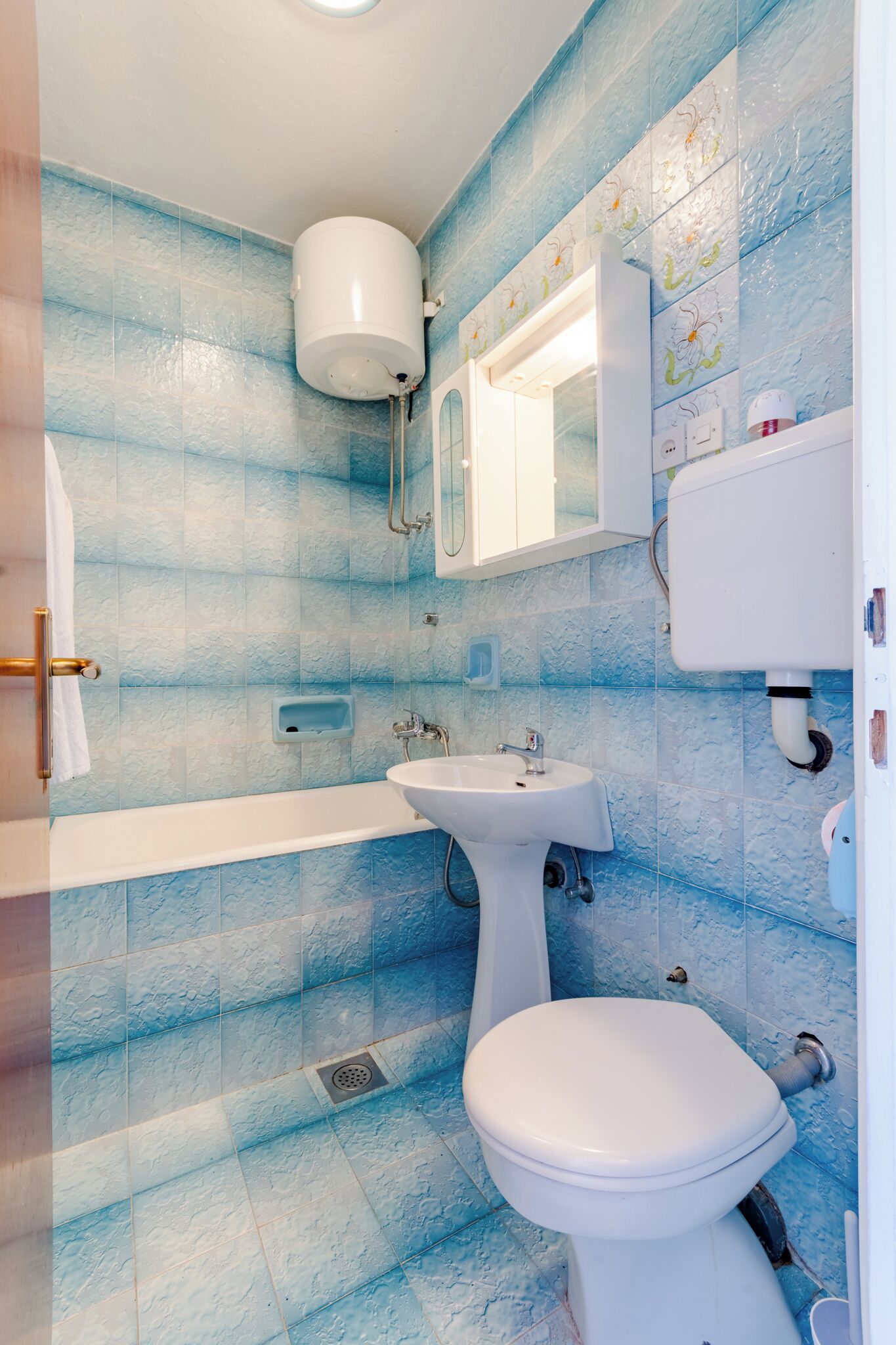 Ein Badezimmer mit Toilette, Waschbecken und Badewanne.
