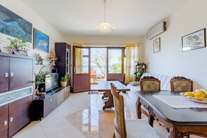 Huoneisto (Two Bedroom Apartment with Terrace an) | Olohuone