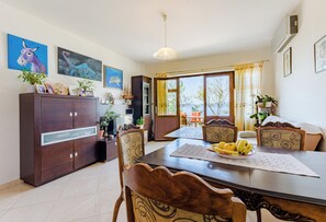 Appartement (Two Bedroom Apartment with Terrace an) | Woonkamer