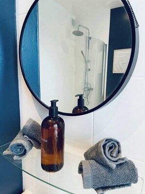Een douche, een haardroger, handdoeken