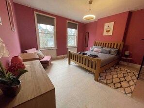 3 makuuhuonetta, silitysrauta/-lauta, vauvan matkasänky, Wi-Fi