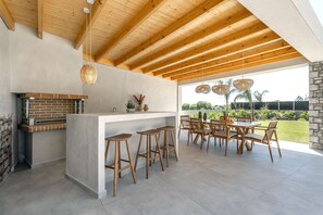 Outdoor dining - Emerald Estate (Rhodes)