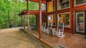 Outdoor dining - 2BR, sleeps up to 10, less than 8 minutes to Dollywood, Island, Parkway! (Pigeon Forge)