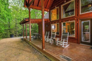 Outdoor dining - 2BR, sleeps up to 10, less than 8 minutes to Dollywood, Island, Parkway! (Pigeon Forge)