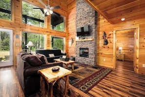 Smart TV, fireplace - 2BR, sleeps up to 10, less than 8 minutes to Dollywood, Island, Parkway! (Pigeon Forge)