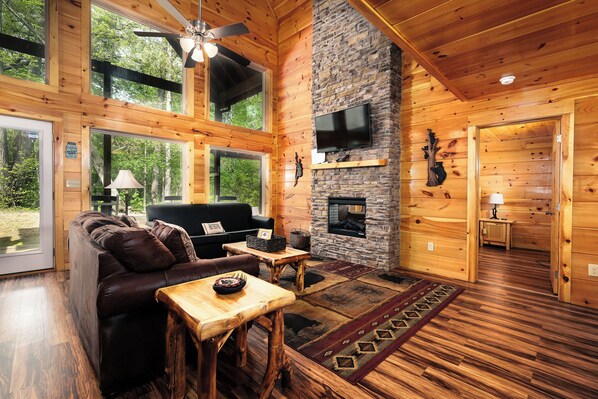 Smart TV, fireplace - 2BR, sleeps up to 10, less than 8 minutes to Dollywood, Island, Parkway! (Pigeon Forge)