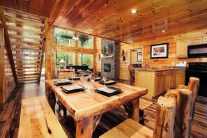 Dining - 2BR, sleeps up to 10, less than 8 minutes to Dollywood, Island, Parkway! (Pigeon Forge)