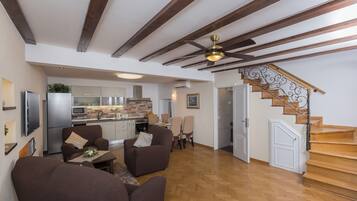 Apartment (Comfort Duplex Two Bedroom Apartment) | Wohnzimmer | 32-Zoll-Flachbildfernseher mit Digitalempfang, Stereoanlage